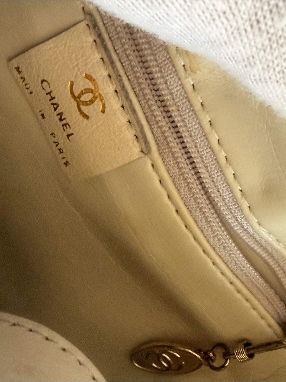 CHANEL Quilted Shoulder Bag in Pearl White with Gold Hardware - Picture 10 of 11